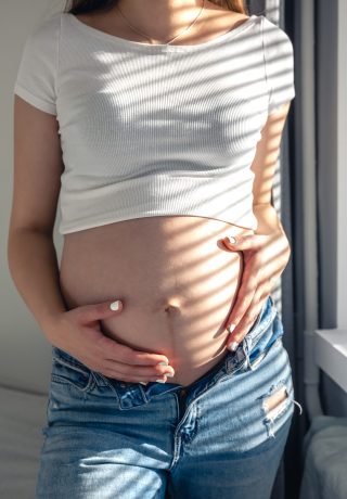 femme enceinte fenetre matin ensoleille