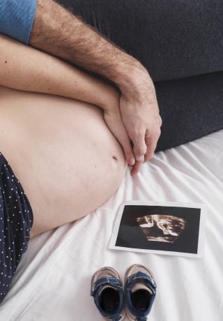 mari femme enceinte etreindre lit