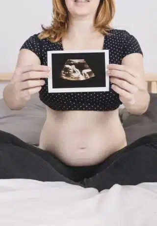 femme-enceinte-montrant-echographie